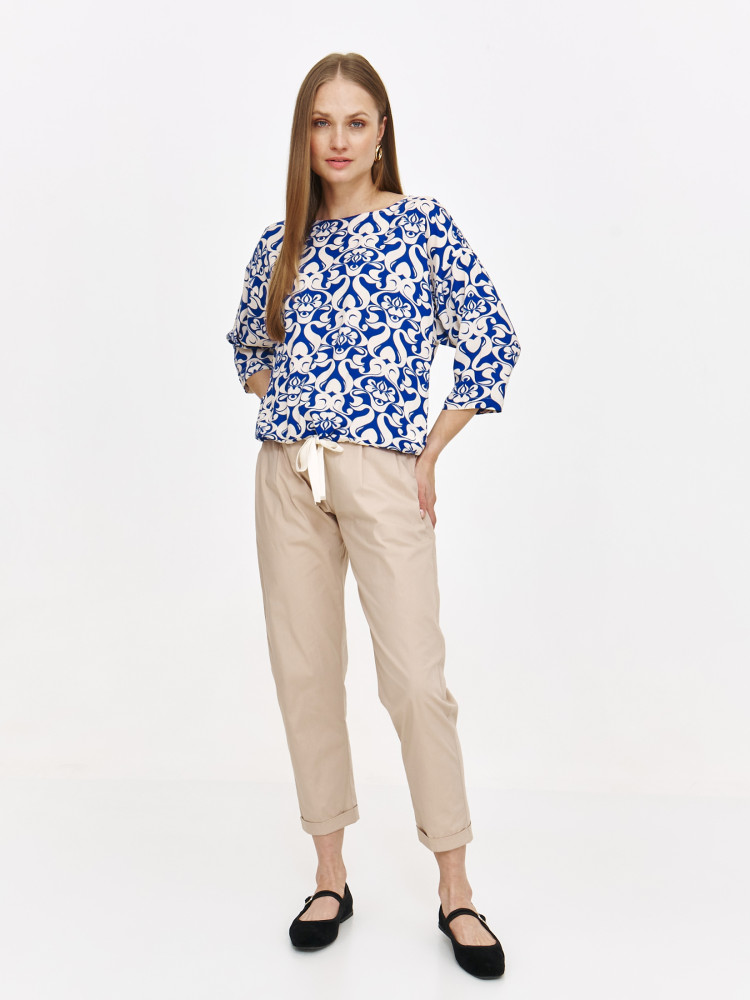 Bluzka o luźnym kroju z białym kwiatowym motywem 