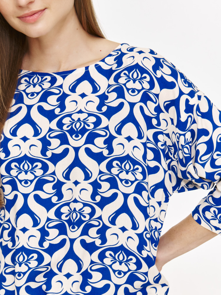 Bluzka o luźnym kroju z białym kwiatowym motywem 