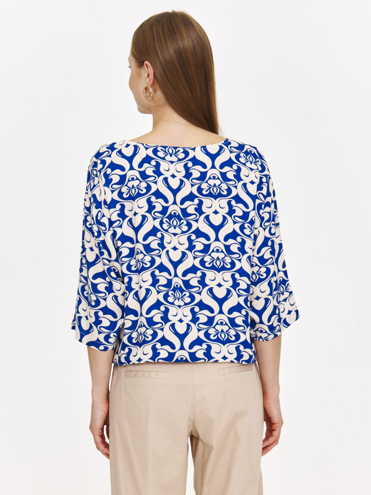 Bluzka o luźnym kroju z białym kwiatowym motywem 