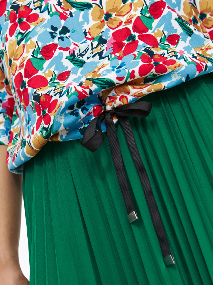 Wiskozowa bluzka w niebiesko-czerwone kwiaty 