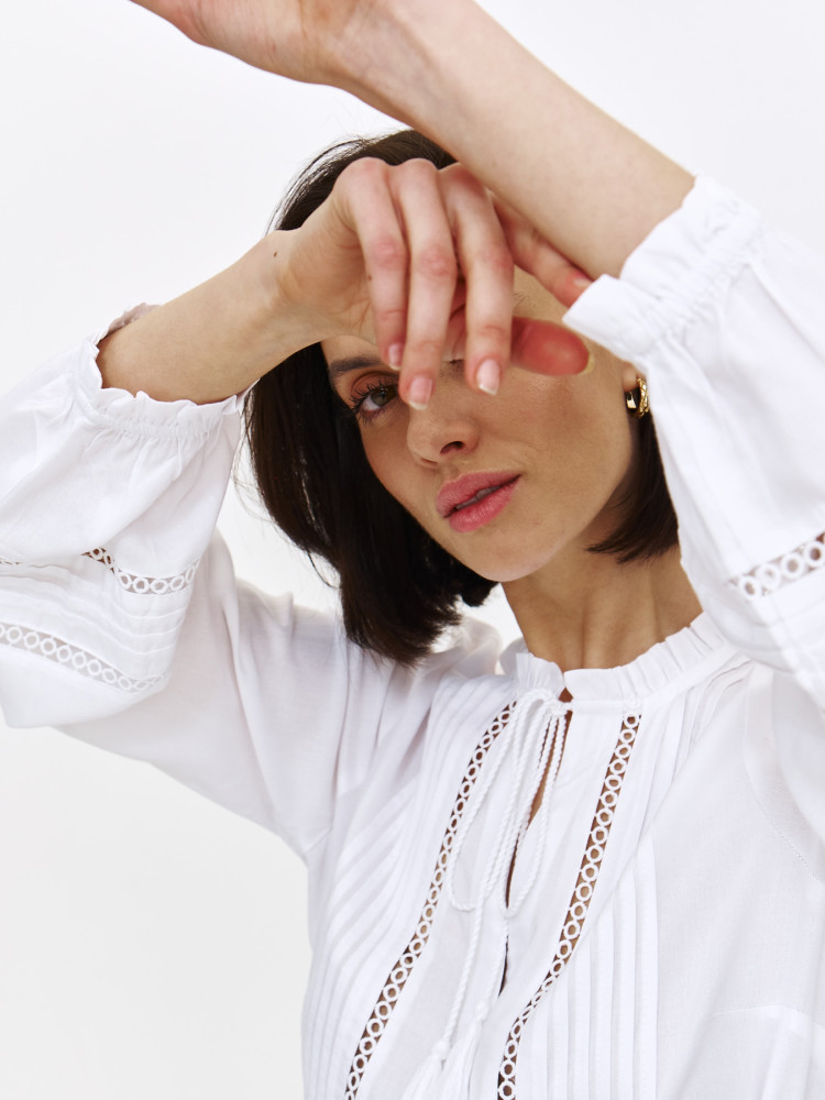 Biała bluzka na stójce z wiązaniem 