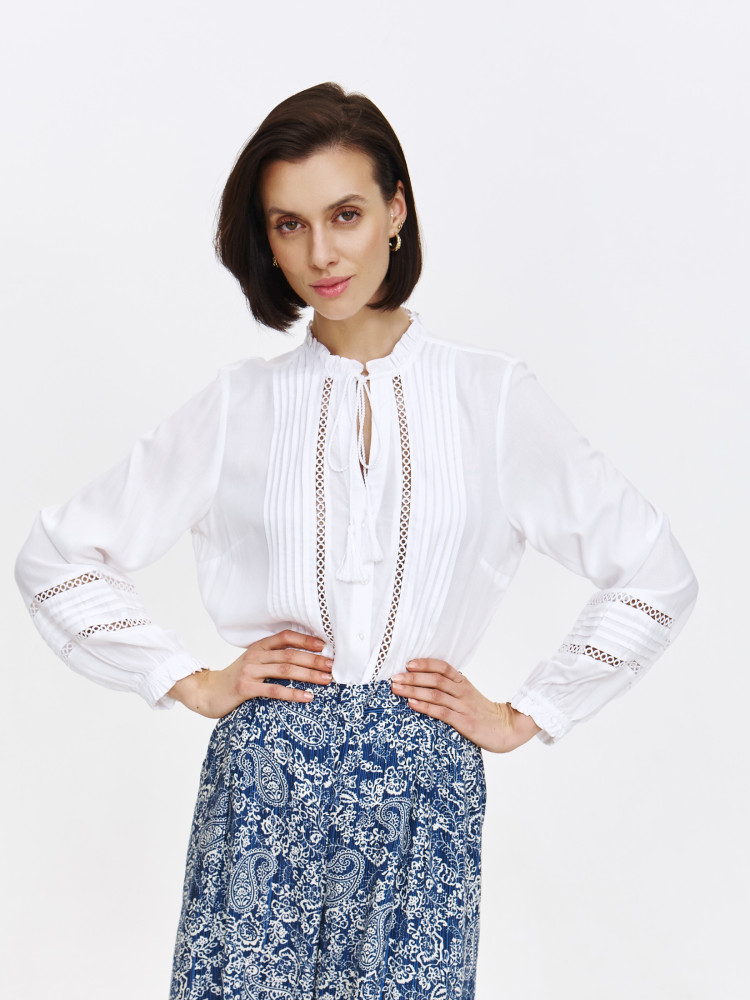 Biała bluzka na stójce z wiązaniem 