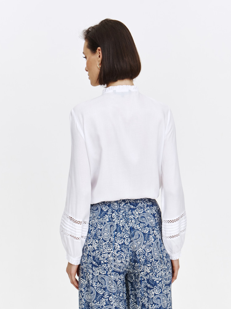 Biała bluzka na stójce z wiązaniem 