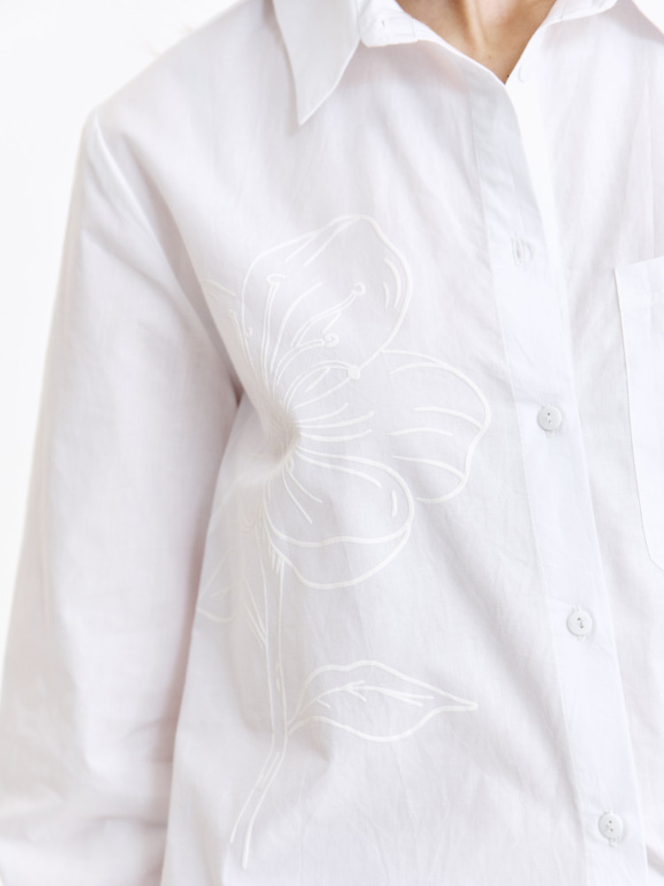 Biała koszula z subtelnym nadrukiem 