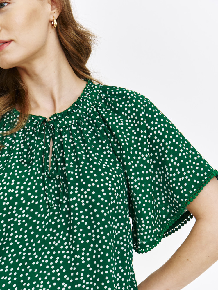 Zielona bluzka w groszki 