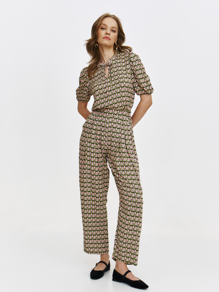 Wzorzysta bluzka z dekoltem na stójce 