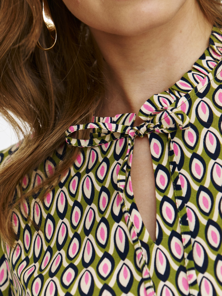 Wzorzysta bluzka z dekoltem na stójce 