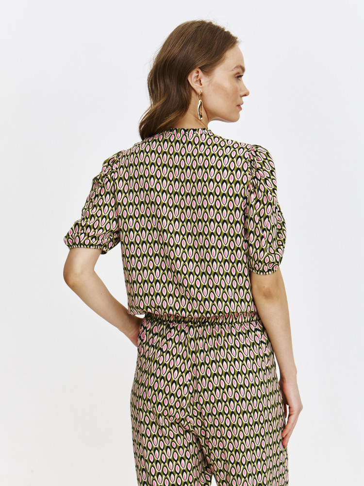 Wzorzysta bluzka z dekoltem na stójce 