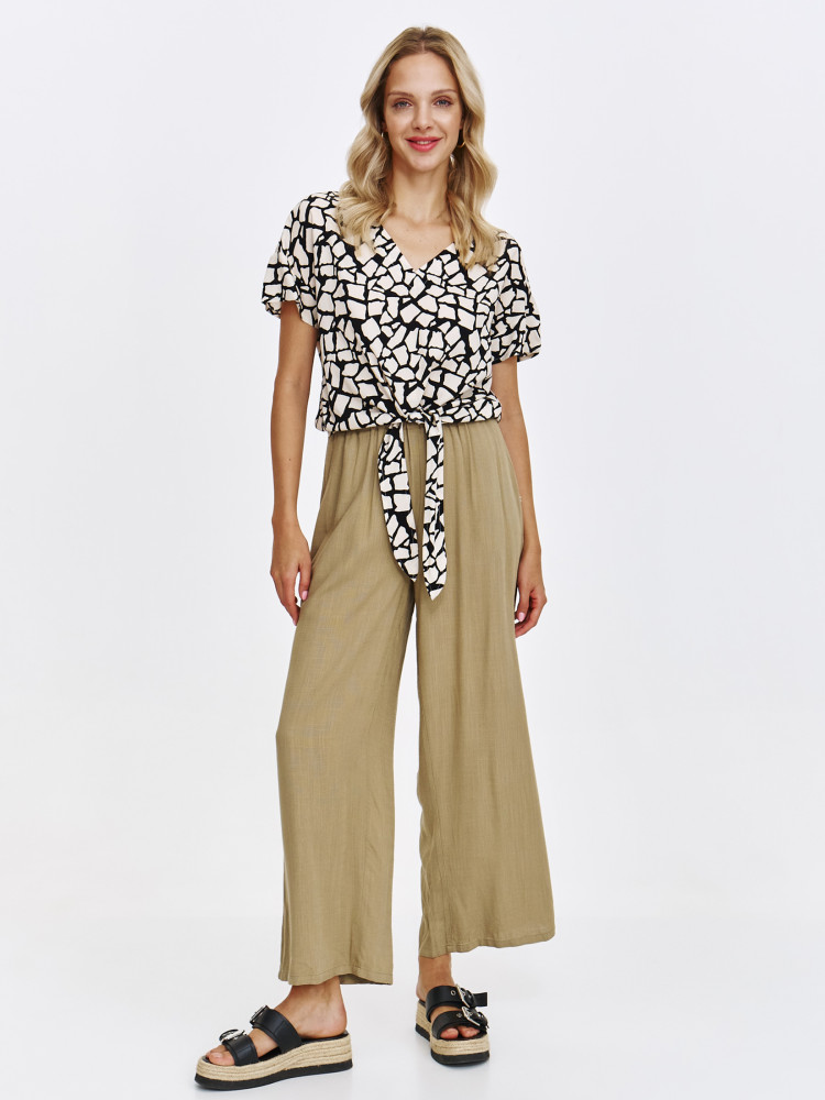 Bluzka z czarno-białym printem z wiązaniem u dołu 