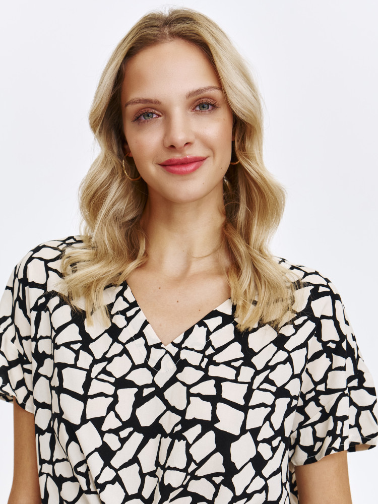 Bluzka z czarno-białym printem z wiązaniem u dołu 