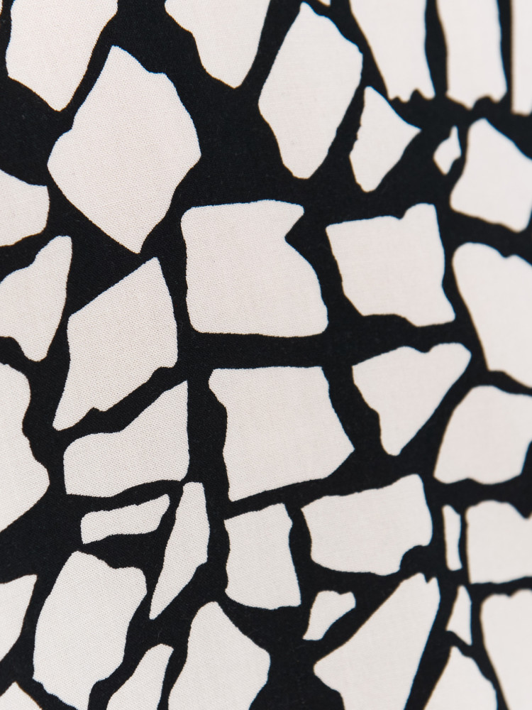 Bluzka z czarno-białym printem z wiązaniem u dołu 