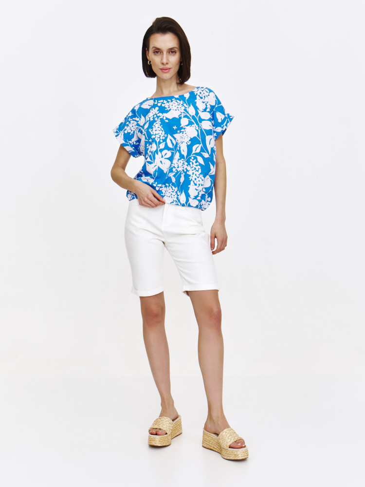 Niebieska bluzka o swobodnym kroju w jasne wzory 