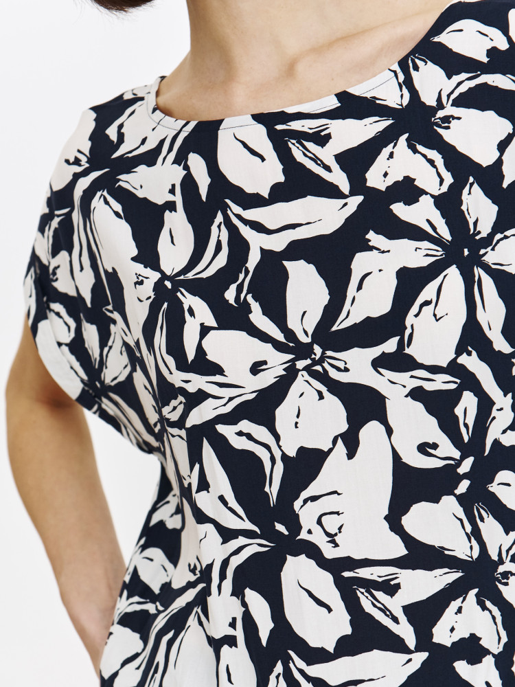 Bluzka w kwiaty o swobodnym fasonie 