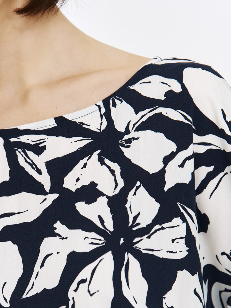 Bluzka w kwiaty o swobodnym fasonie 