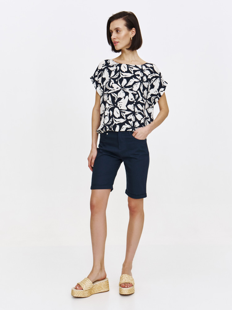 Bluzka w kwiaty o swobodnym fasonie 