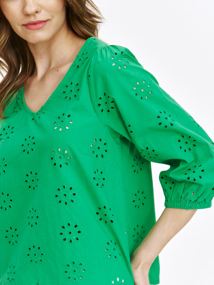 Zielona bluzka z ażurowym haftem 
