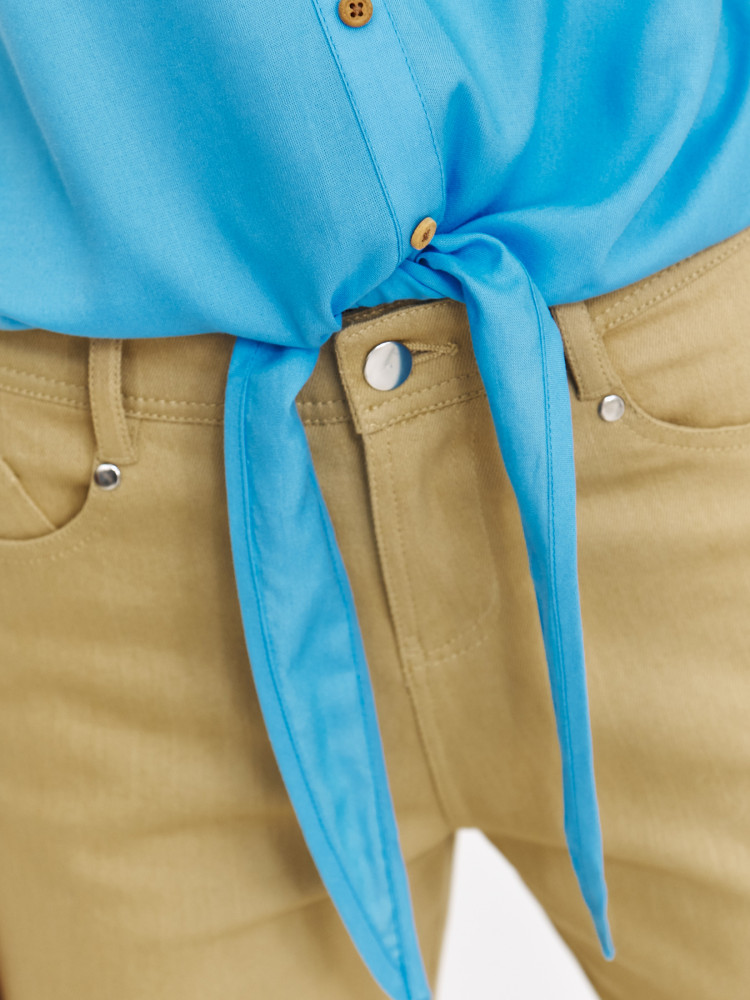 Niebieska bluzka z wiązaniem u dołu 