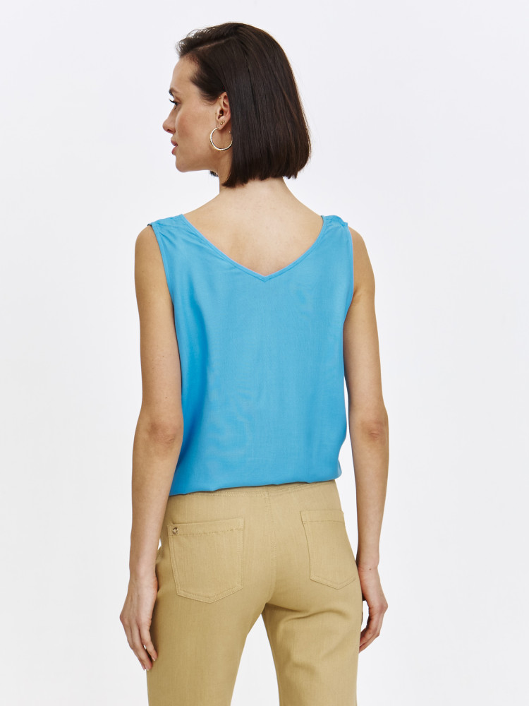 Niebieska bluzka z wiązaniem u dołu 