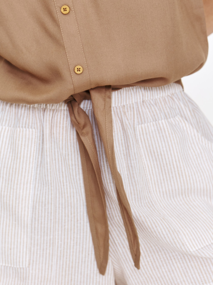 Beżowa bluzka z wiązaniem u dołu 