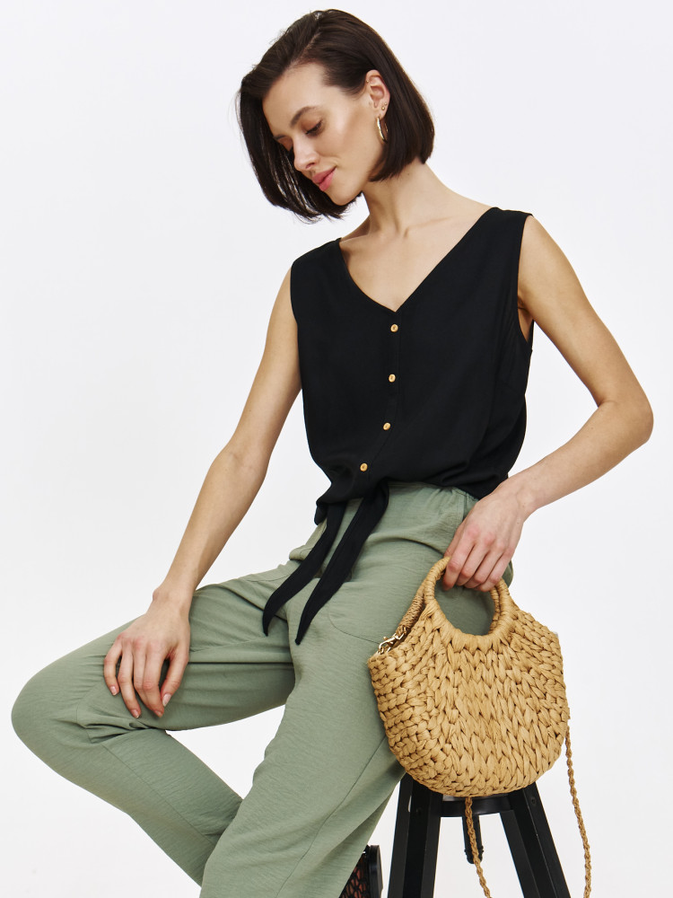 Czarna bluzka z wiązaniem u dołu 