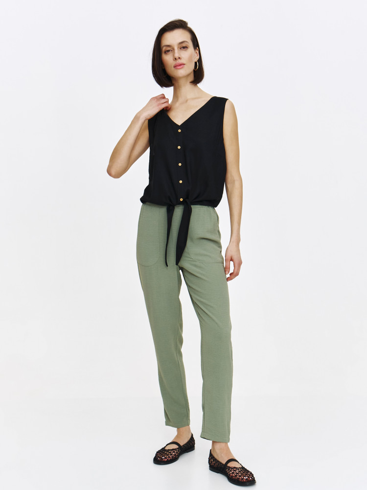 Czarna bluzka z wiązaniem u dołu 