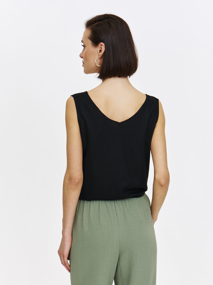 Czarna bluzka z wiązaniem u dołu 