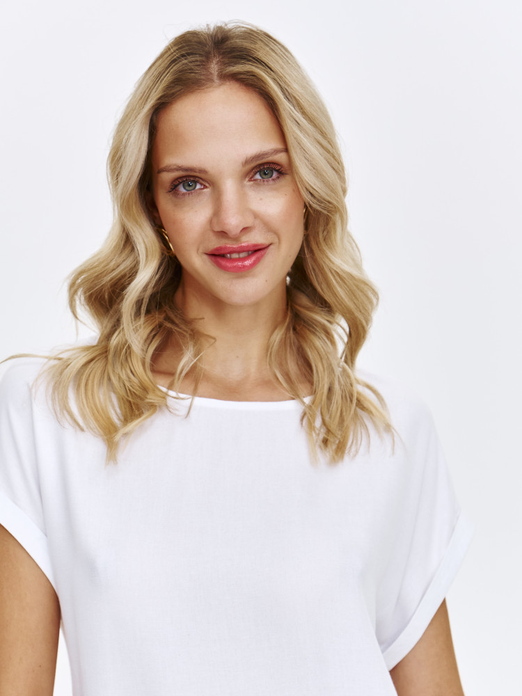 Biały top z krótkim podwiniętym rękawem 