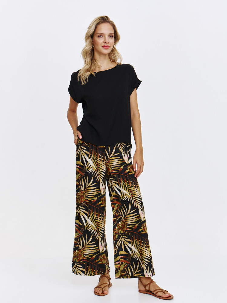 Czarny top z krótkim podwiniętym rękawem 