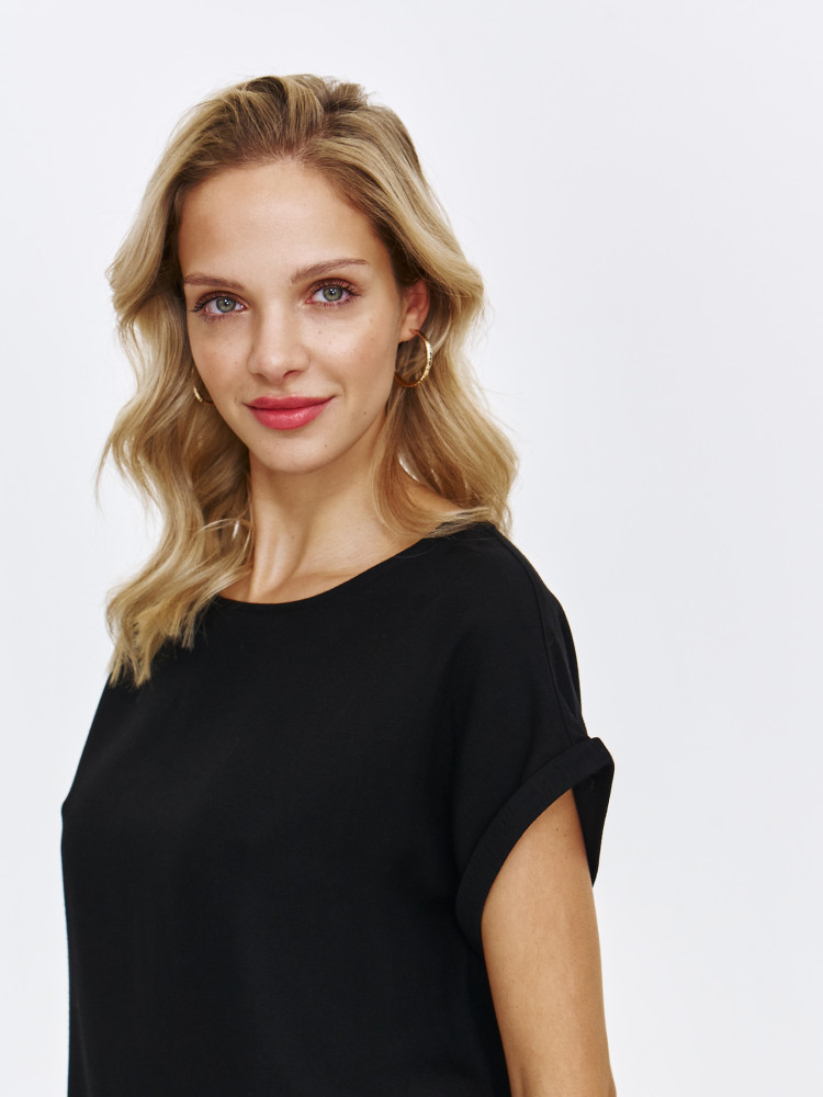 Czarny top z krótkim podwiniętym rękawem 