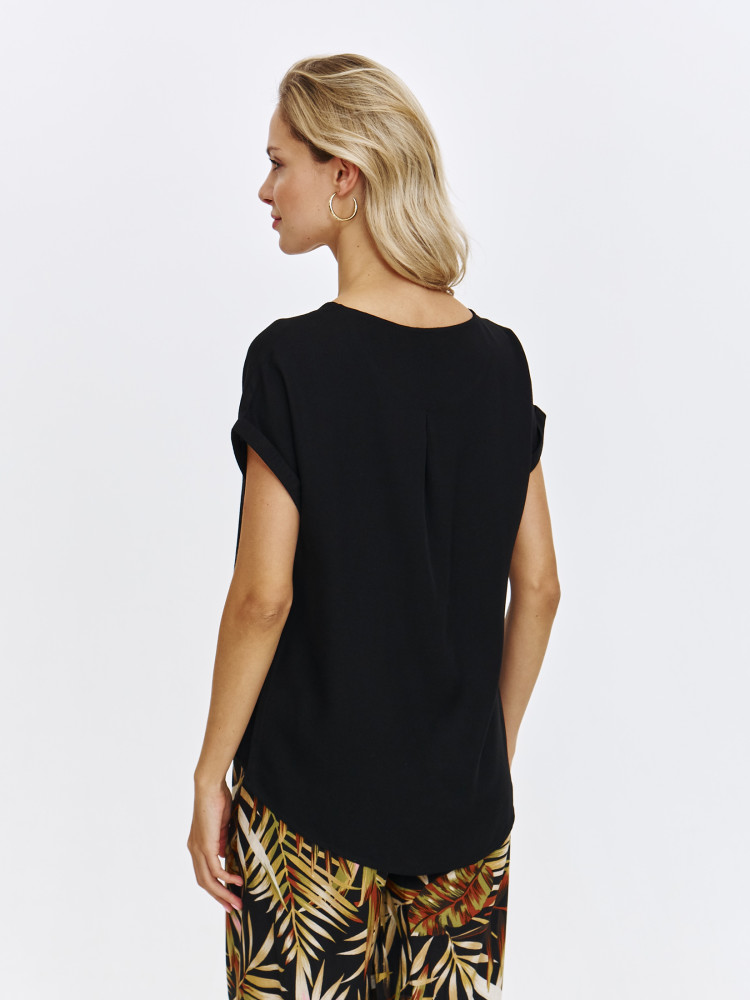 Czarny top z krótkim podwiniętym rękawem 