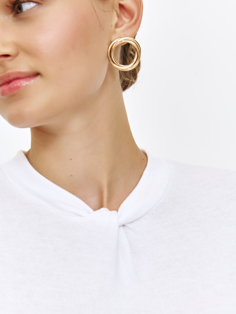 Biała bluzka z efektownym węzłem przy dekolcie 