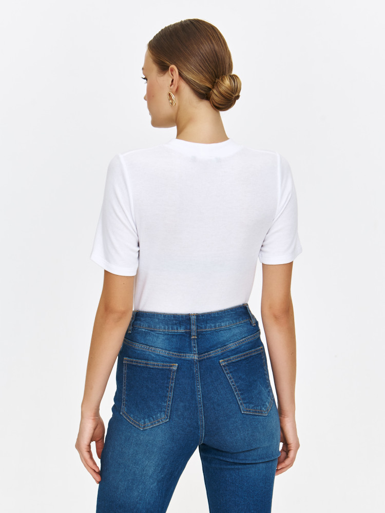 Biała bluzka z efektownym węzłem przy dekolcie 