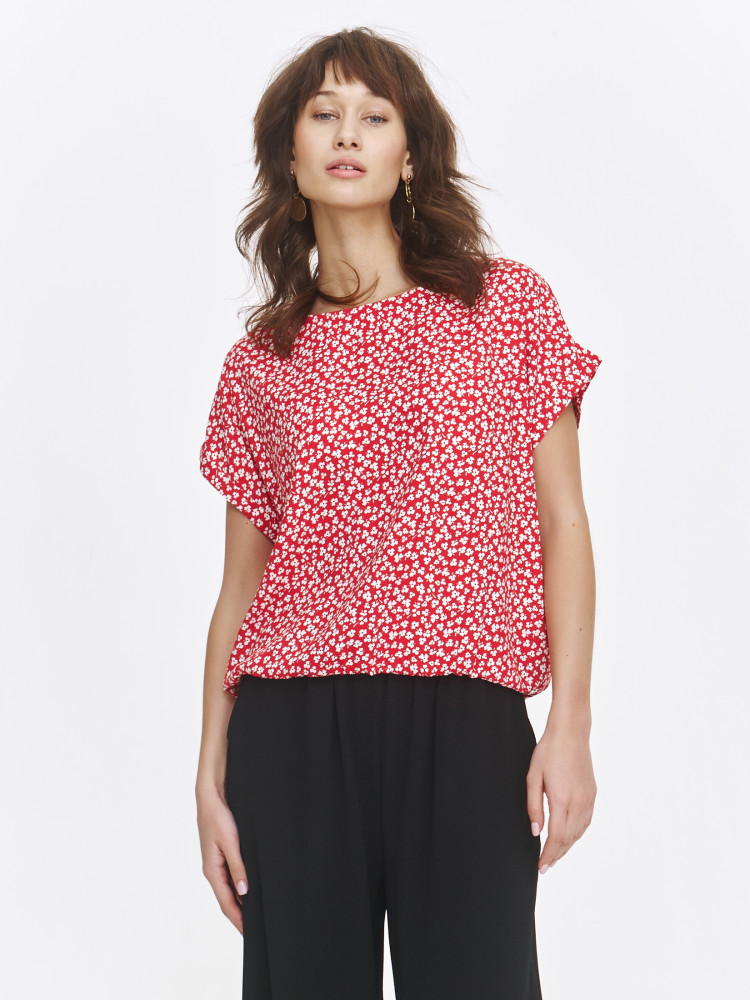 Czerwona bluzka w drobne kwiaty 