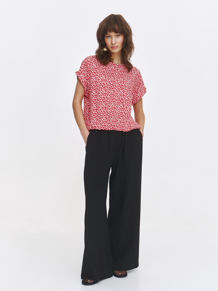 Czerwona bluzka w drobne kwiaty 