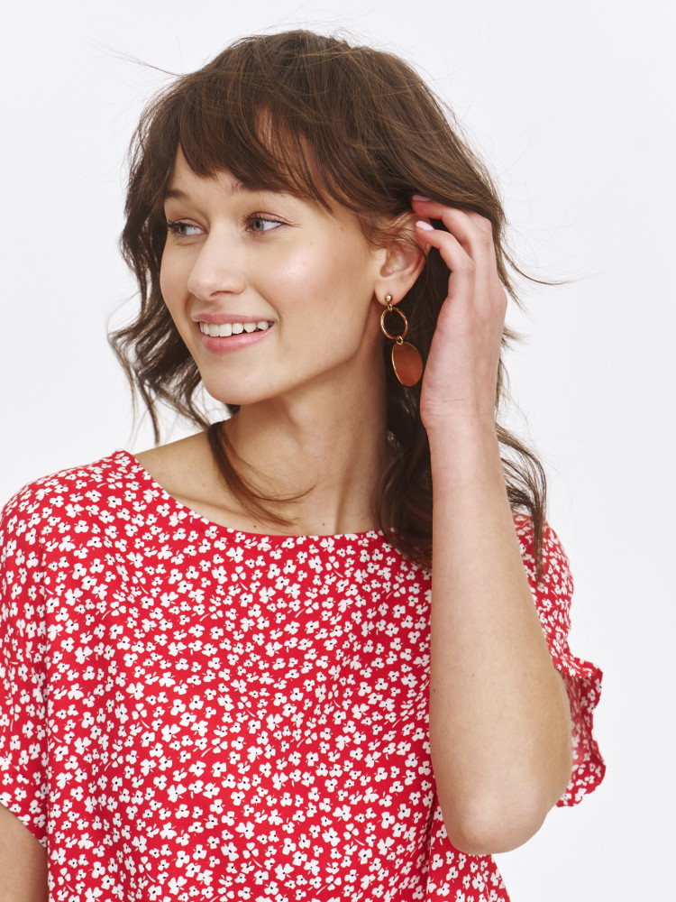 Czerwona bluzka w drobne kwiaty 