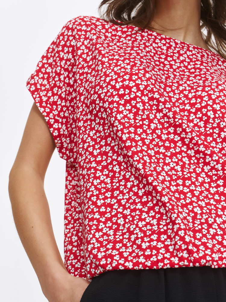 Czerwona bluzka w drobne kwiaty 