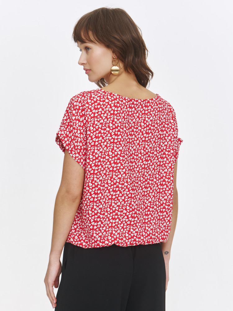 Czerwona bluzka w drobne kwiaty 