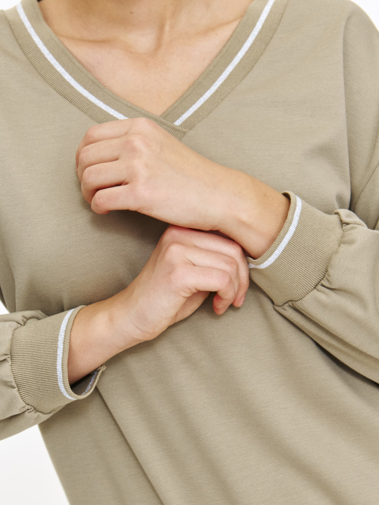 Jasnooliwkowa bluza z dekoltem w V