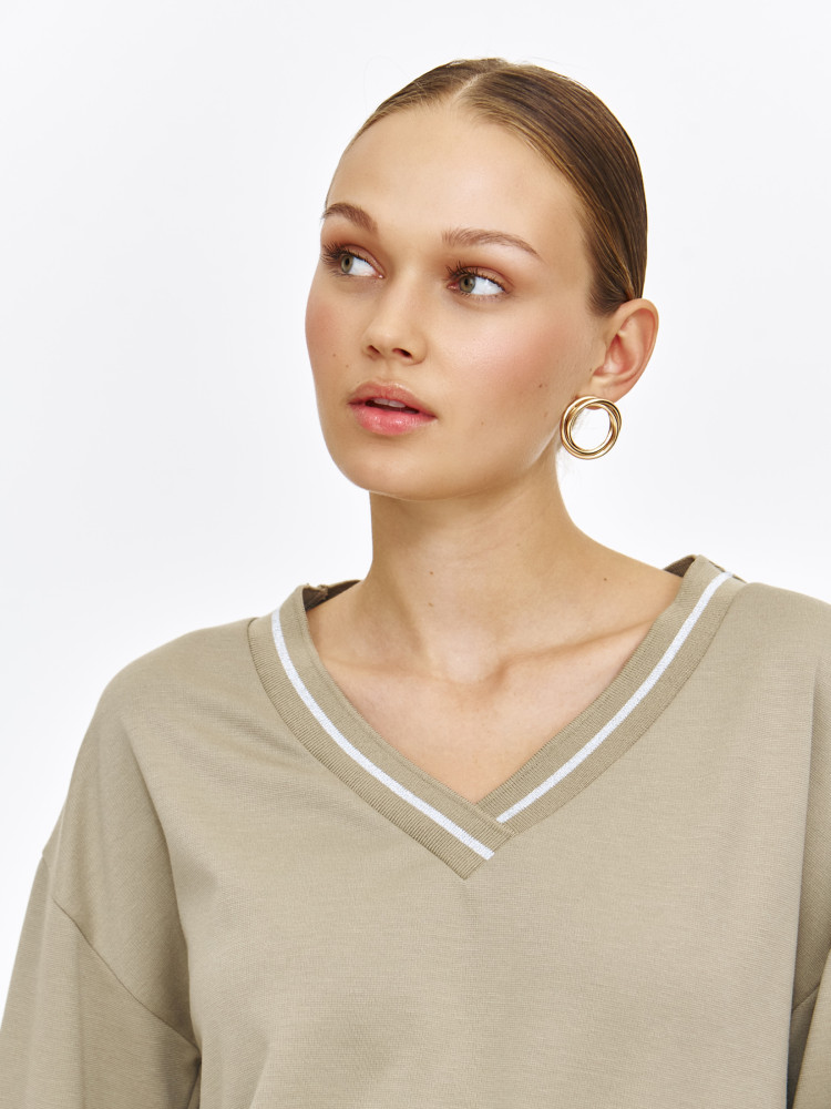 Jasnooliwkowa bluza z dekoltem w V