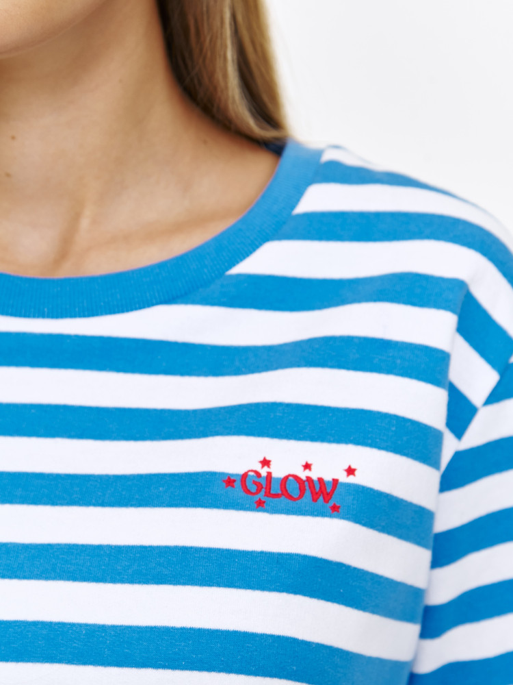 Basicowa bluza w niebieskie paski z subtelnym napisem 