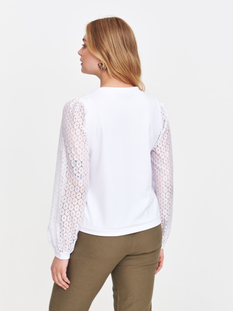 Biała bluza z efektownymi rękawami  Biała bluza z efektownymi rękawami