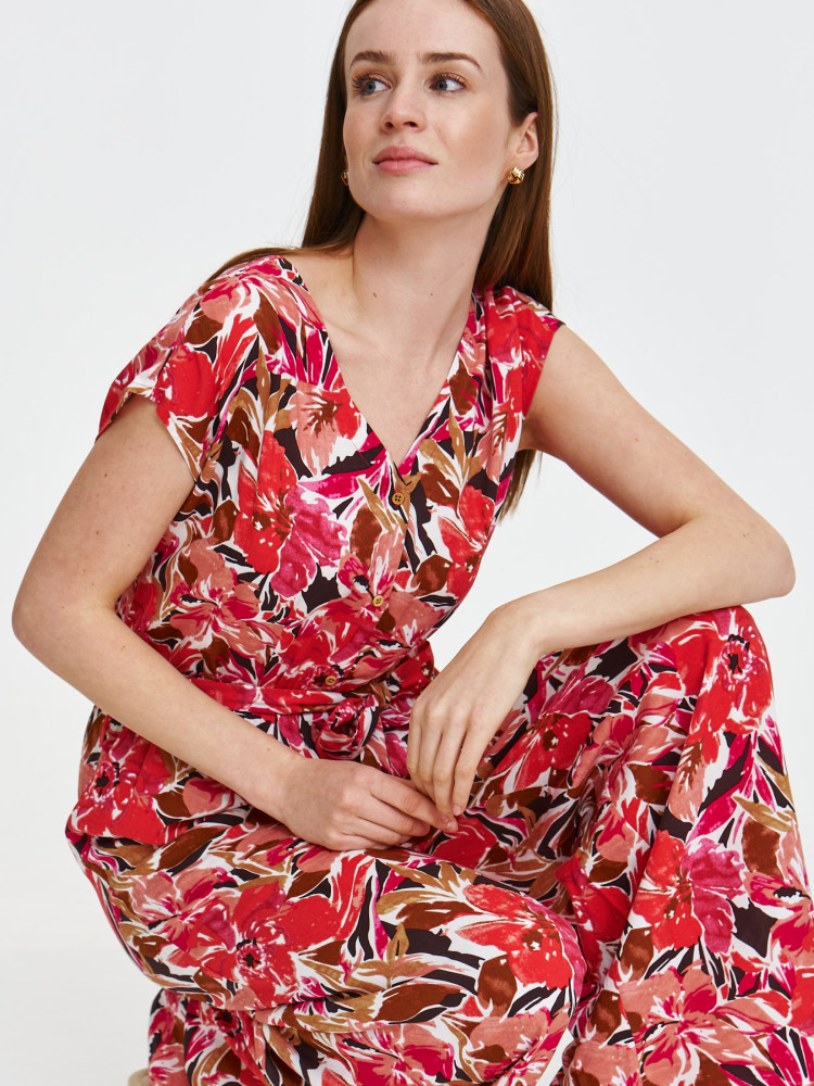 Kombinezon z printem w tropikalne kwiaty 