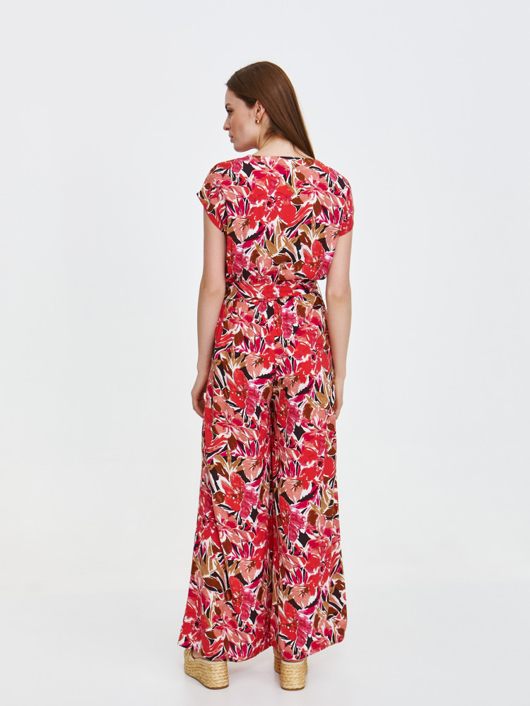 Kombinezon z printem w tropikalne kwiaty 