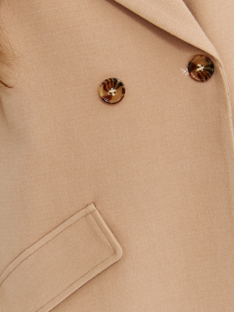 Jednorzędowy beżowy płaszcz 