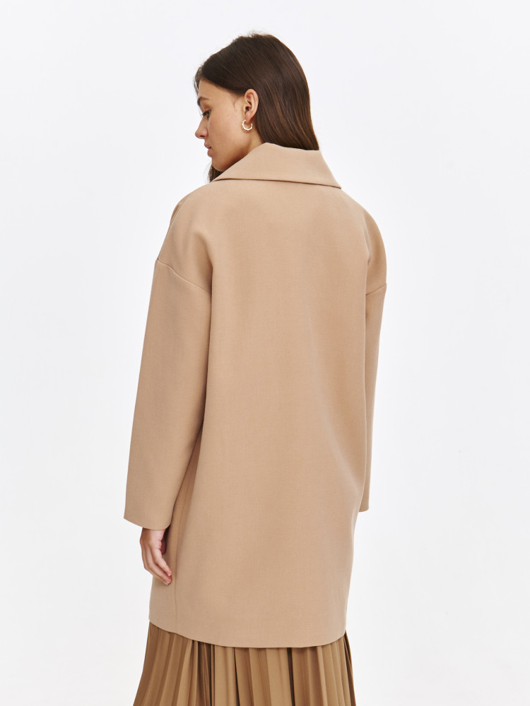 Jednorzędowy beżowy płaszcz 