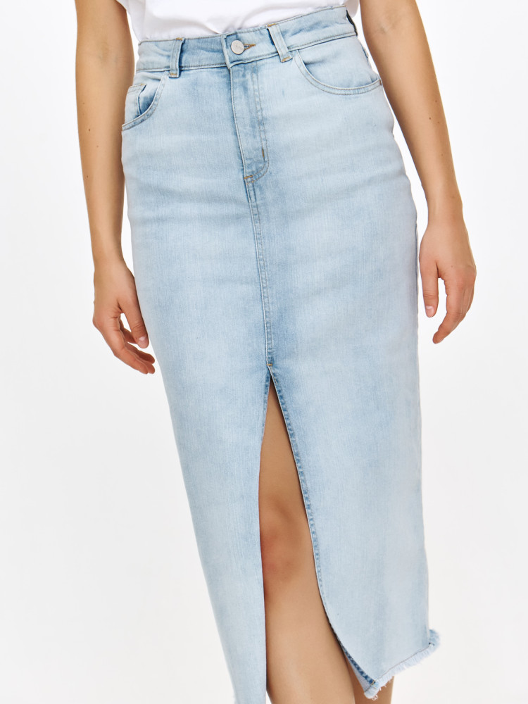 Ołówkowa spódnica w kolorze jasnoniebieskiego denimu 