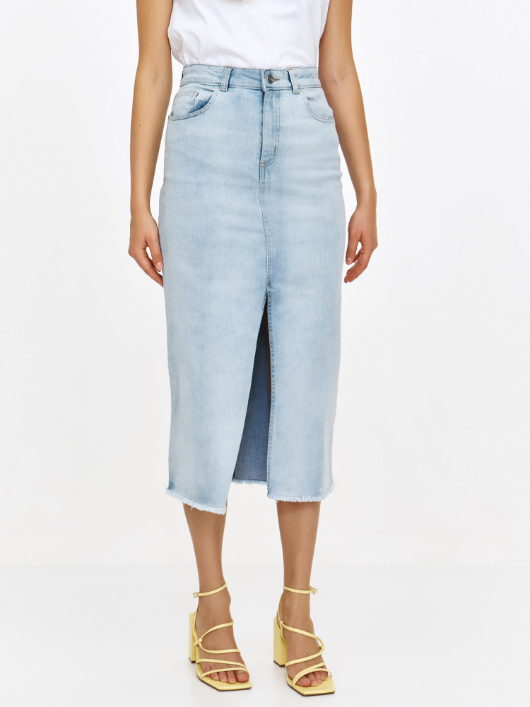 Ołówkowa spódnica w kolorze jasnoniebieskiego denimu 