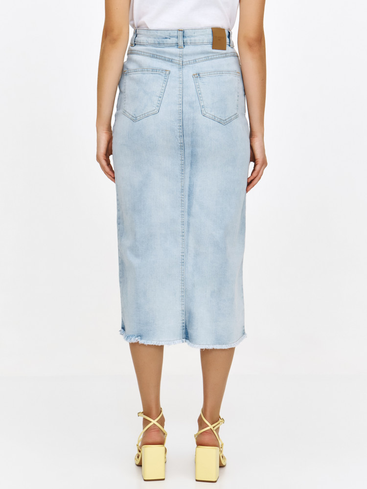Ołówkowa spódnica w kolorze jasnoniebieskiego denimu 