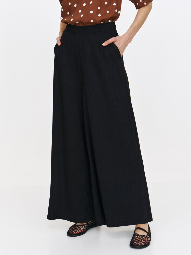 Komfortowe spodnie z szeroką nogawką w kolorze czarnym 