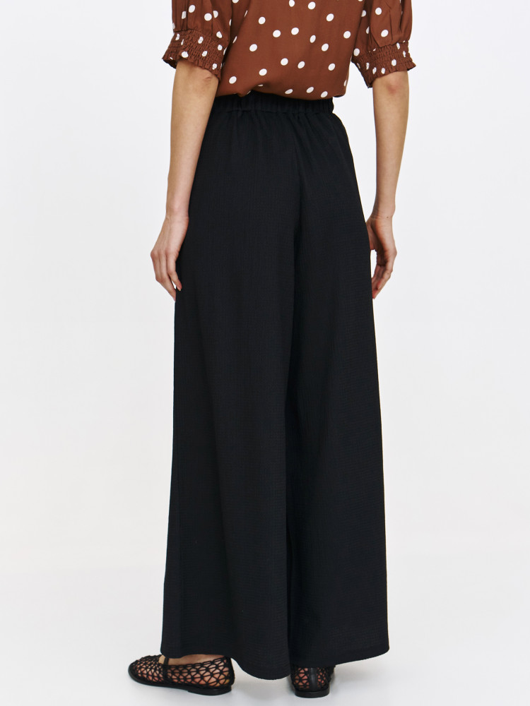 Komfortowe spodnie z szeroką nogawką w kolorze czarnym 